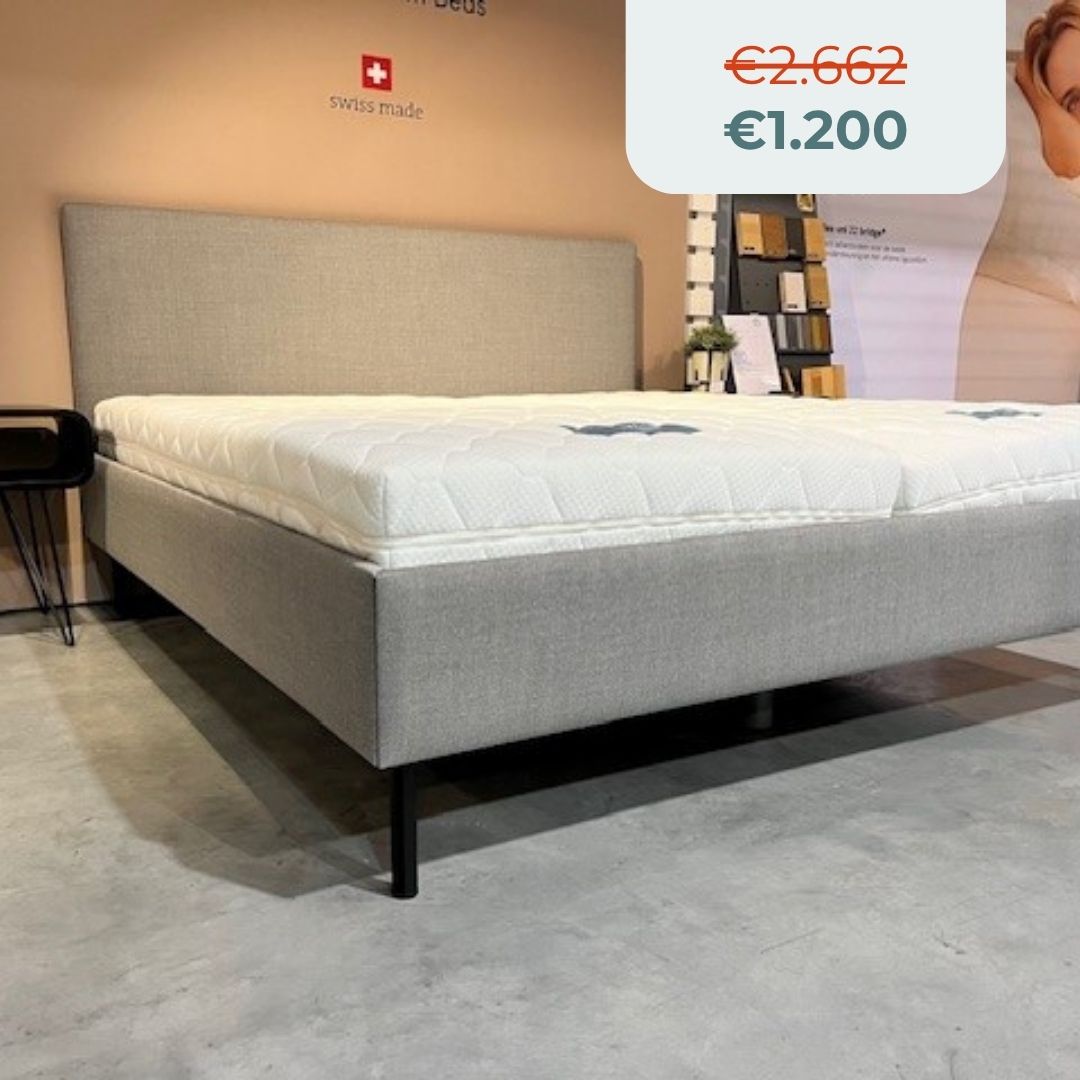 Nillspring bedkader toonzaalmodel in grijze stof