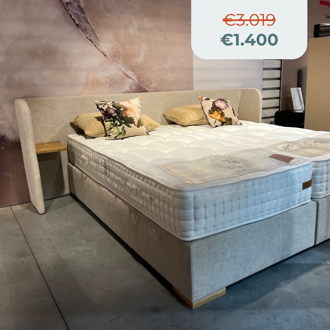 Toonzaalmodel van de boxspring Recor Bedding met Tulip hoofdbord in de toonzaal van Gheeraert Slaapcomfort in Waregem.