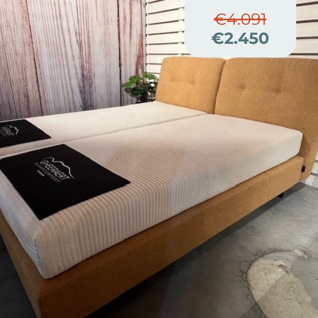 Toonzaalmodel van de Kreamat boxspring Thirty5 zonder matrassen in een mooi warme kleur.